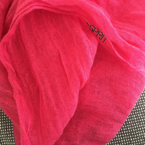 ESPRIT | Scarf with crinkle effect - Picture 1 of 3